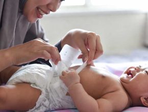 ibu tukar lampin bayi