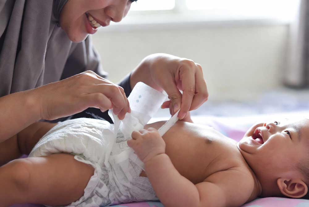 ibu tukar lampin bayi