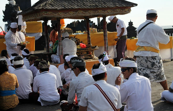 sembahyang di Tanah Lot