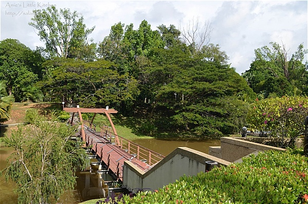jambatan dalam taman
