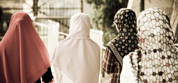 wanita bertudung labuh
